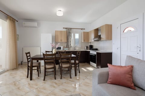 Apartment, 2 Bedrooms, Smoking, Balcony | Dining room