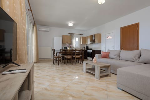 Apartment, 2 Bedrooms, Smoking, Balcony | Living room