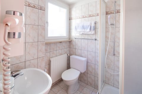 Standard Double Room | Bathroom | Towels