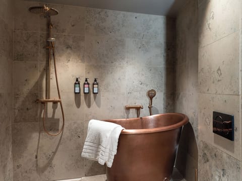 Junior Suite | Bathroom | Hair dryer, towels, soap, shampoo