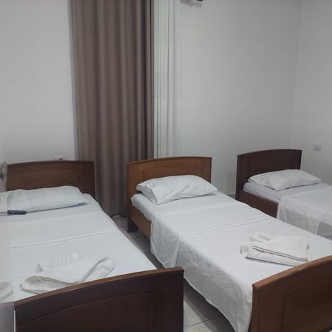 Basic Shared Dormitory | Desk, free WiFi