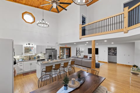 Saranac + Placid Houses - 7BD | Premium bedding, iron/ironing board, free WiFi, bed sheets