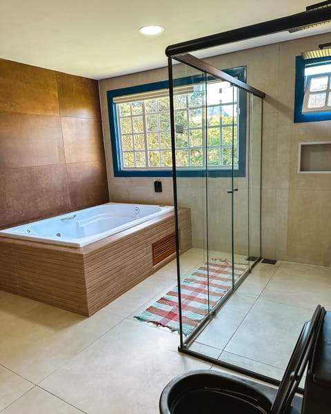 Luxury Room, 1 Bedroom | Bathroom | Shower, hair dryer, towels