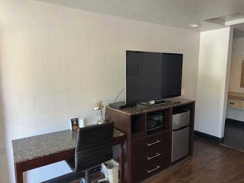 Deluxe Room | Television