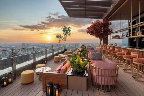 3 bars/lounges, poolside bar