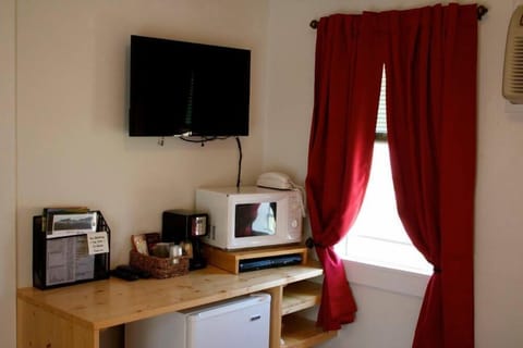 Iron Horse, 1 queen bed, Private bathroom | Individually decorated, free WiFi, bed sheets