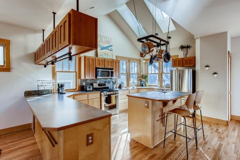 Condo, Multiple Beds, Patio, Garden View (415 Mason Court 5A) | Private kitchen | Fridge, microwave, oven, stovetop