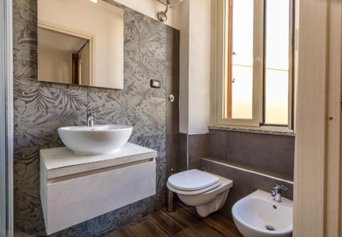 Standard Room | Bathroom | Shower, hydromassage showerhead, hair dryer, towels