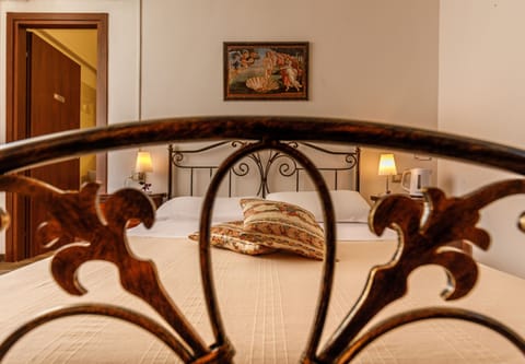 Classic Double Room | Minibar, desk, soundproofing, free WiFi