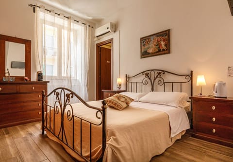 Classic Double Room | Minibar, desk, soundproofing, free WiFi