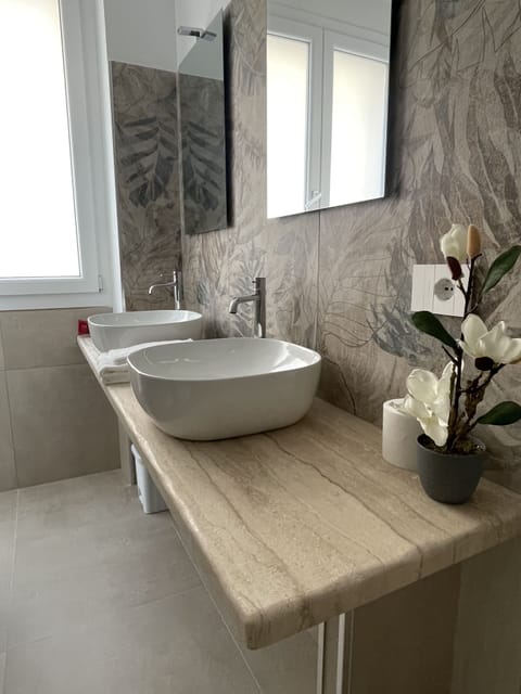 Family Room | Bathroom | Shower, hair dryer, bidet, towels