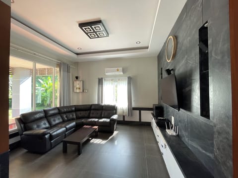 Deluxe House | Living area