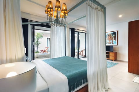 Suite | Minibar, iron/ironing board, free WiFi