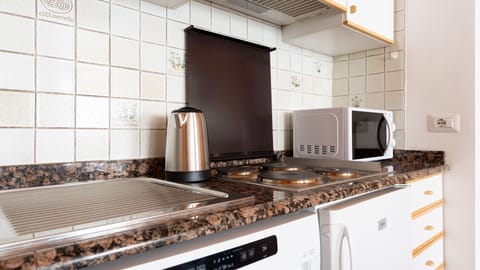 Apartment (1 Bedroom) | Private kitchenette | Microwave, highchair