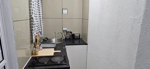 Room 8 - Standard Room | Desk, laptop workspace, iron/ironing board, free WiFi