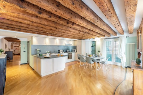 Family Apartment, Multiple Bedrooms, 2 Bathrooms (Beautiful Flat In The Historic Center) | Dining