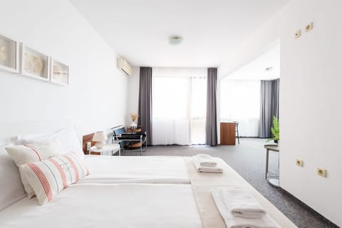 Classic Studio Suite, Sea View | Desk, iron/ironing board, free cribs/infant beds, travel crib