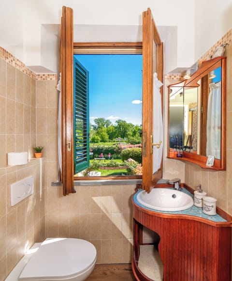 Basic Single Room | Bathroom | Shower, free toiletries, hair dryer, towels