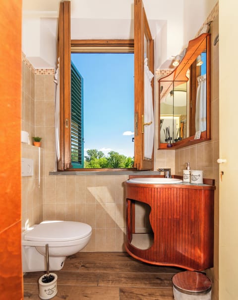 Basic Single Room | Bathroom | Shower, free toiletries, hair dryer, towels