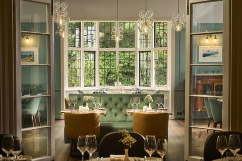 Breakfast and dinner served