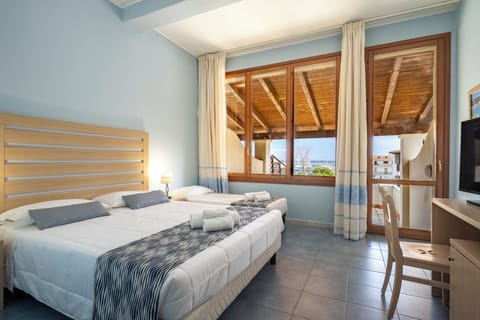 Classic Triple Room | Minibar, in-room safe, bed sheets