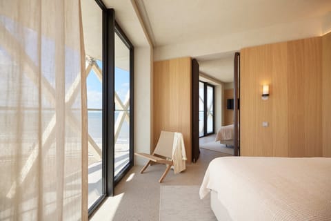 Family room | In-room safe, desk, free WiFi, bed sheets