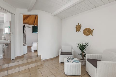 Comfort Room | Minibar, bed sheets