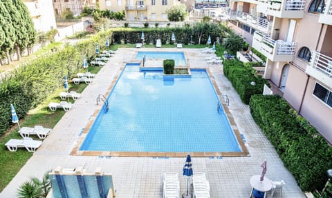 Outdoor pool, pool umbrellas, sun loungers