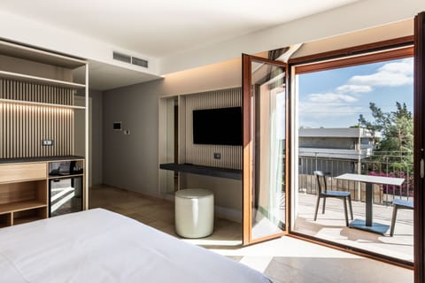 Deluxe Room, Sea View | Down comforters, minibar, in-room safe, desk