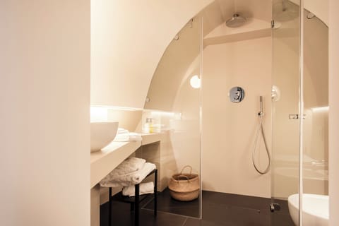 Romantic Room | Bathroom | Rainfall showerhead, towels