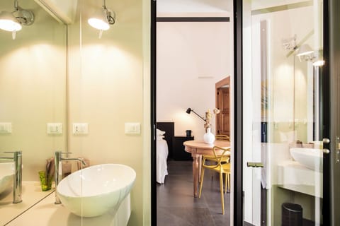 Superior Room | Bathroom | Rainfall showerhead, towels