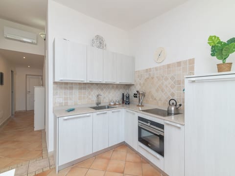 Family Apartment, Multiple Bedrooms, 2 Bathrooms (Feel So Good) | Private kitchen | Fridge, oven, stovetop, dishwasher