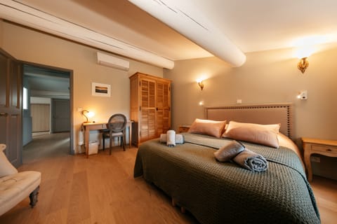 Classic Suite | Individually decorated, desk, laptop workspace, cribs/infant beds