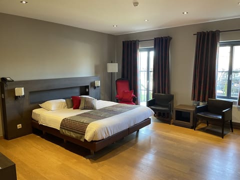 Deluxe Room | In-room safe, individually decorated, individually furnished, desk