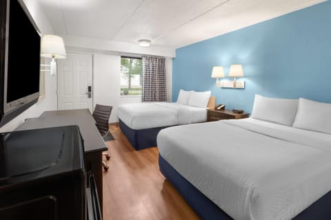 Desk, blackout drapes, free WiFi, bed sheets