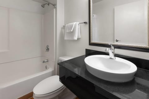 Combined shower/tub, towels