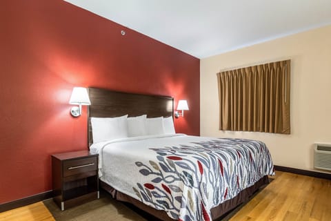 Deluxe Room, 1 King Bed, Accessible, Non Smoking (Roll-In Shower) | Desk, laptop workspace, blackout drapes, iron/ironing board