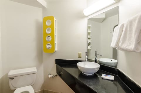 Combined shower/tub, hair dryer, towels