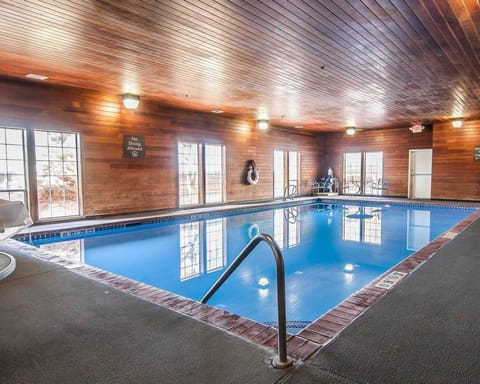 Indoor pool, sun loungers