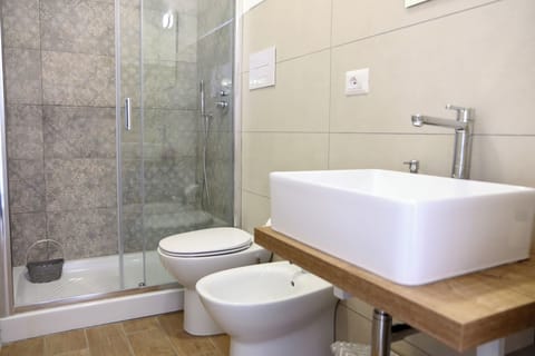 Deluxe Room | Bathroom | Shower, rainfall showerhead, hair dryer, bidet