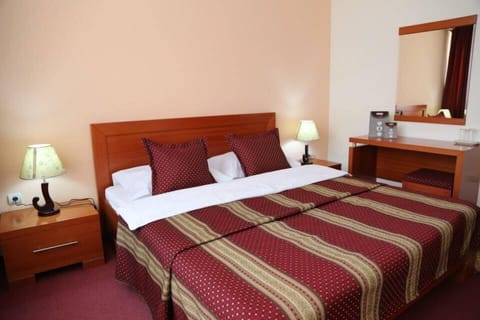 Laptop workspace, blackout drapes, iron/ironing board, free WiFi