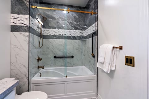 I Got Rhythm: Deluxe King, Ocean View | Bathroom | Hair dryer, towels, soap, shampoo