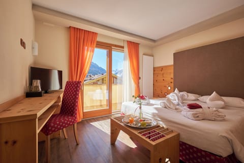 Suite | Premium bedding, down comforters, in-room safe, desk