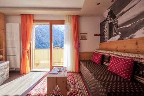 Suite | Premium bedding, down comforters, in-room safe, desk