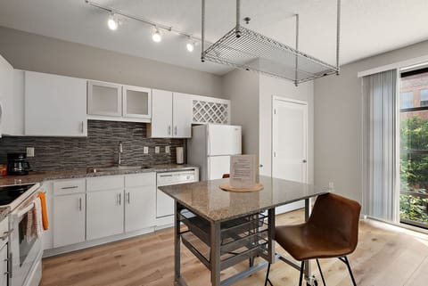 Deluxe Apartment, 1 Bedroom | Private kitchen | Fridge, microwave, oven, stovetop