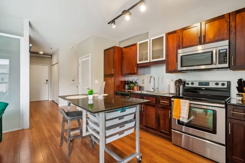 Deluxe Apartment, 2 Bedrooms, Non Smoking | Private kitchen | Fridge, microwave, oven, stovetop