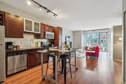 Deluxe Apartment, 1 Bedroom | Private kitchen | Fridge, microwave, oven, stovetop