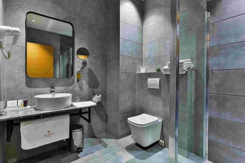 Standard Twin Room | Bathroom | Shower, hair dryer, towels