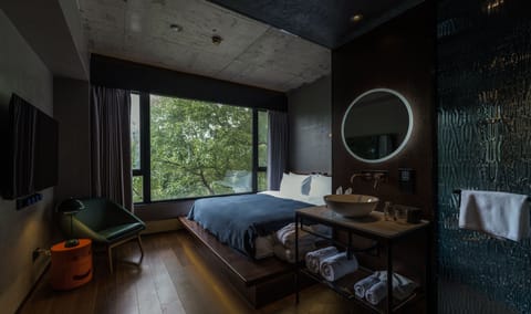 Business Room | Premium bedding, down comforters, memory foam beds, free minibar