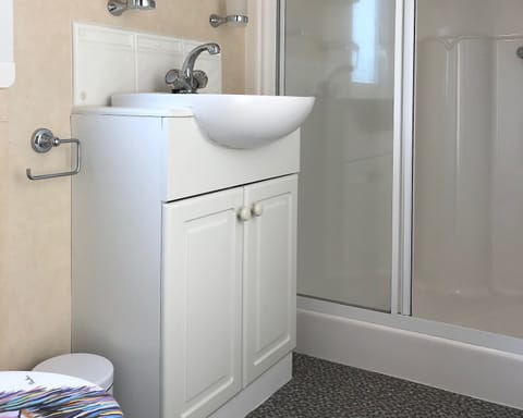 Cabin | Bathroom | Shower, hair dryer, towels